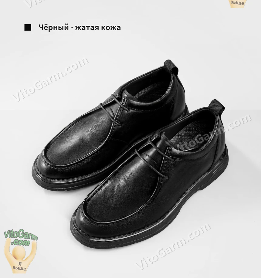 Мужчина в сером костюме и чёрных туфлях у входа