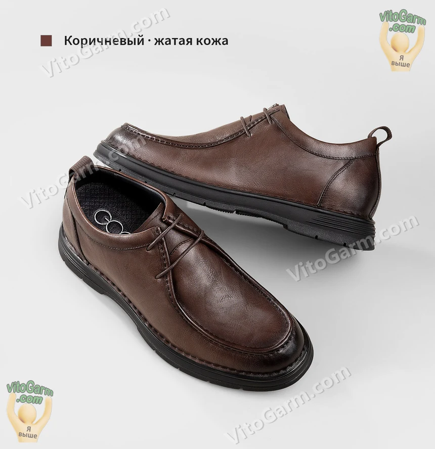 Мужчина в костюме сидит на ступенях, чёрные туфли