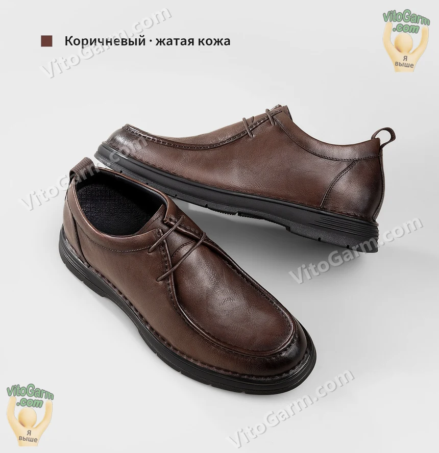 Мужчина в костюме сидит на ступенях, чёрные туфли