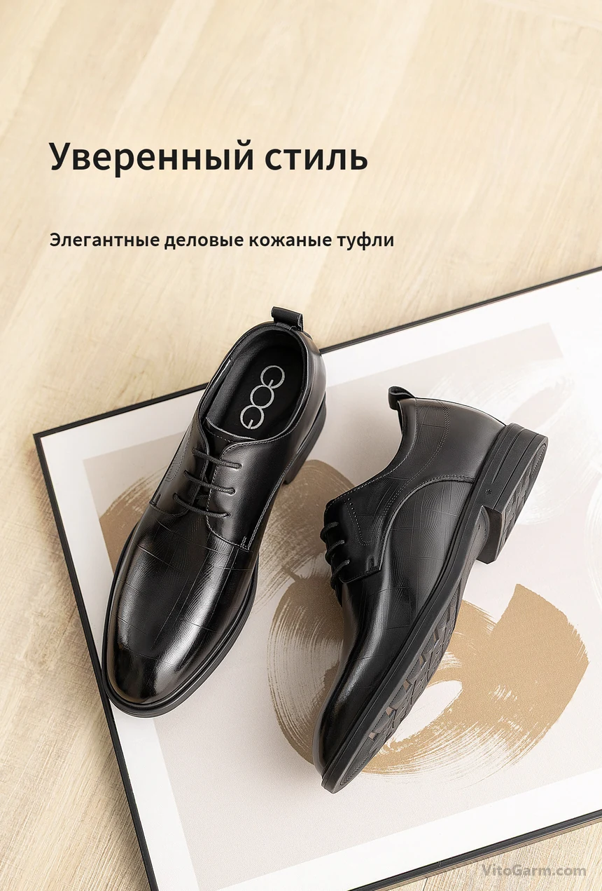 Чёрные деловые туфли из натуральной кожи на светлом деревянном полу — вид сверху