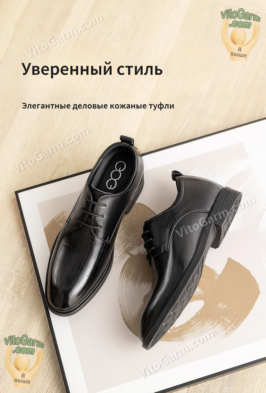 Чёрные деловые туфли из натуральной кожи на светлом деревянном полу — вид сверху