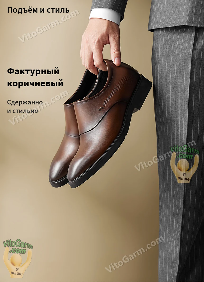 Коричневые деловые туфли в руке, подъём и стиль