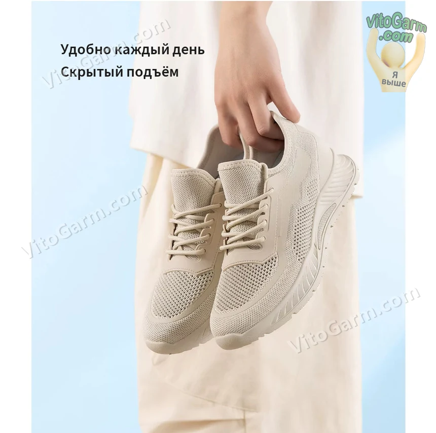 Бежевые кроссовки в руке
