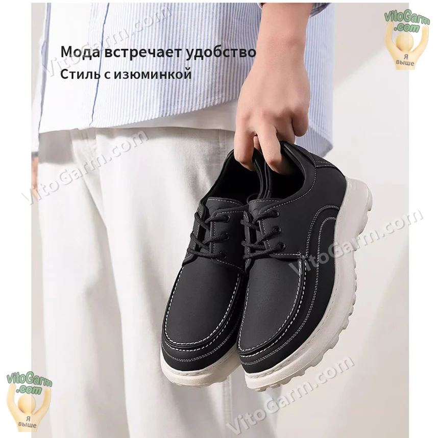 Чёрные туфли в руке