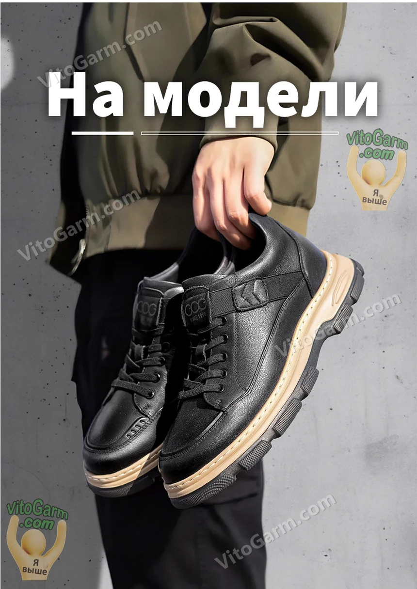 Чёрные полуботинки в руке