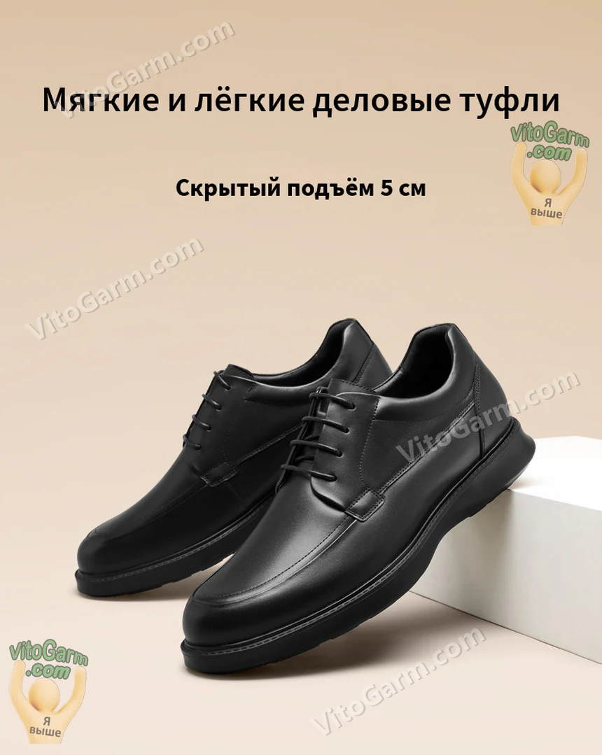 Пара чёрных деловых туфель на белом подиуме